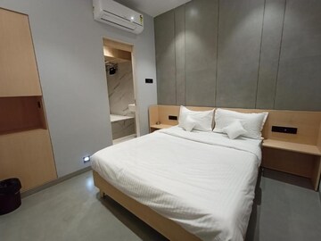 Bedroom in 2 BHK Apartment at DLH Orchid, Andheri West – for Rent