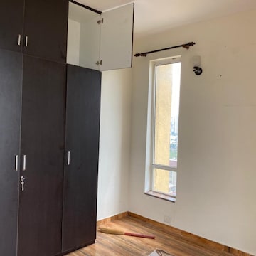 Room in 3 BHK Apartment at Unitech Escape, Sector 50 – for Rent
