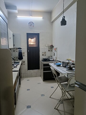 Team Area in 2 BHK Apartment at Bandra West – for Rent