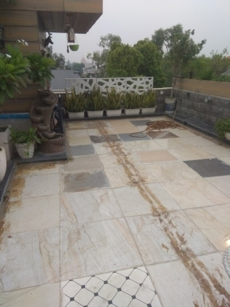  Parking, new friends colony 5 Bedroom 500 Sq.Yd. Builder Floor In New Friends Colony Delhi 8128521