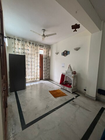 Room in 2 BHK Apartment at Ansal Sushant Apartments, Sushant Lok I – for Rent