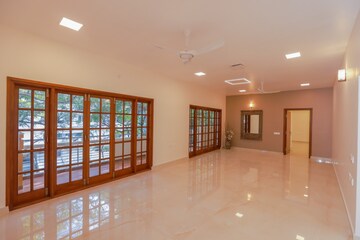 Room in 4 BHK Apartment at Prestige Kingfisher Towers, Ashok Nagar – for Sale