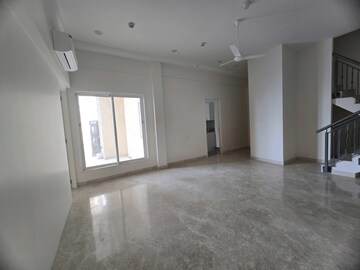 Room in 3 BHK Apartment at Indiabulls Sky Forest, Lower Parel – for Rent