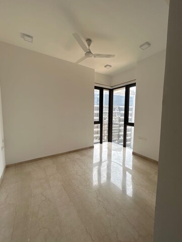 Room in 3 BHK Apartment at Lodha Parkside, Worli – for Rent