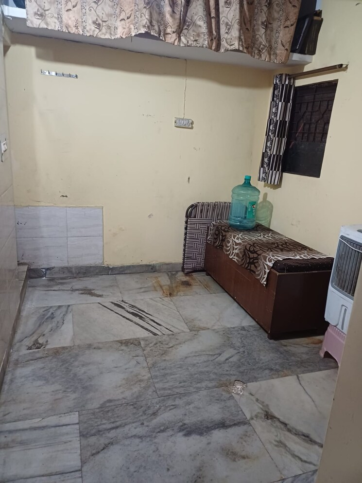 Room, paschim vihar 2 Bedroom 50 Sq.Yd. Apartment In Paschim Vihar Delhi 8129045