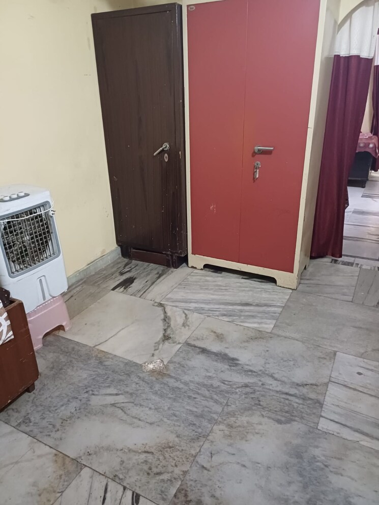 Room, paschim vihar 2 Bedroom 50 Sq.Yd. Apartment In Paschim Vihar Delhi 8129045