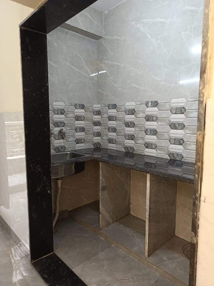 Kitchen, paschim vihar 2 Bedroom 50 Sq.Yd. Apartment In Paschim Vihar Delhi 8129045