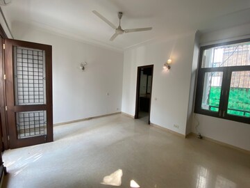 Room in 3 BHK Builder Floor at Defence Colony – for Rent