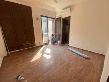 Room in 3 BHK Builder Floor at Defence Colony – for Rent
