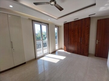 Room in 3 BHK Builder Floor at Nehru Enclave – for Rent