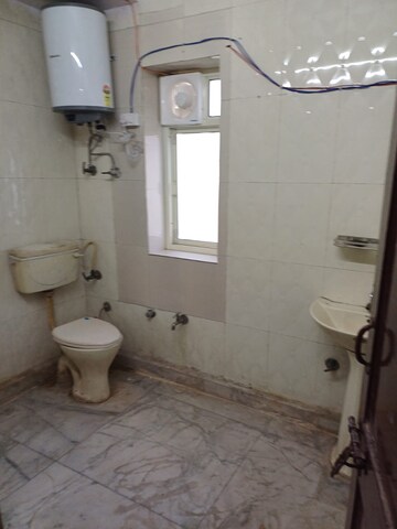 Bathroom in 1 BHK Apartment at Paschim Vihar – for Rent