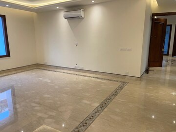 Room in 4 BHK Builder Floor at Vasant Vihar – for Rent