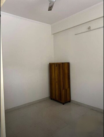 Room in 1.5 BHK Apartment at Gomti Nagar – for Rent