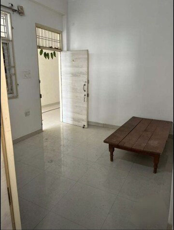 Room in 1.5 BHK Apartment at Gomti Nagar – for Rent