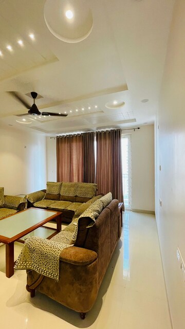 Living Room in 3 BHK Apartment at Gomti Nagar – for Rent