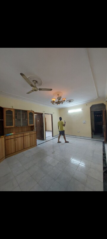 Room in 2 BHK Apartment at Sarita Vihar – for Rent