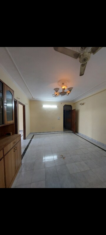 Room in 2 BHK Apartment at Sarita Vihar – for Rent