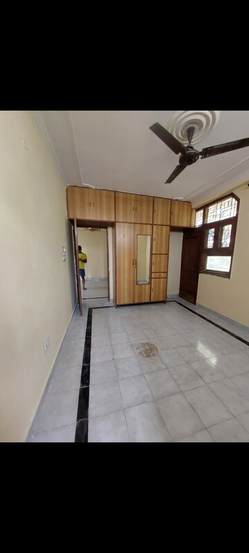 Room in 2 BHK Apartment at Sarita Vihar – for Rent