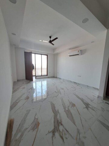 Room in 2 BHK Builder Floor at South City Arcade, Sector 41 – for Rent