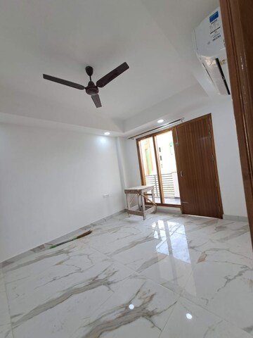 Room in 2 BHK Builder Floor at South City Arcade, Sector 41 – for Rent