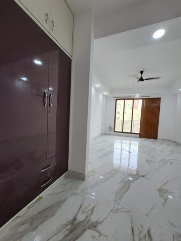 Room in 2 BHK Builder Floor at South City Arcade, Sector 41 – for Rent