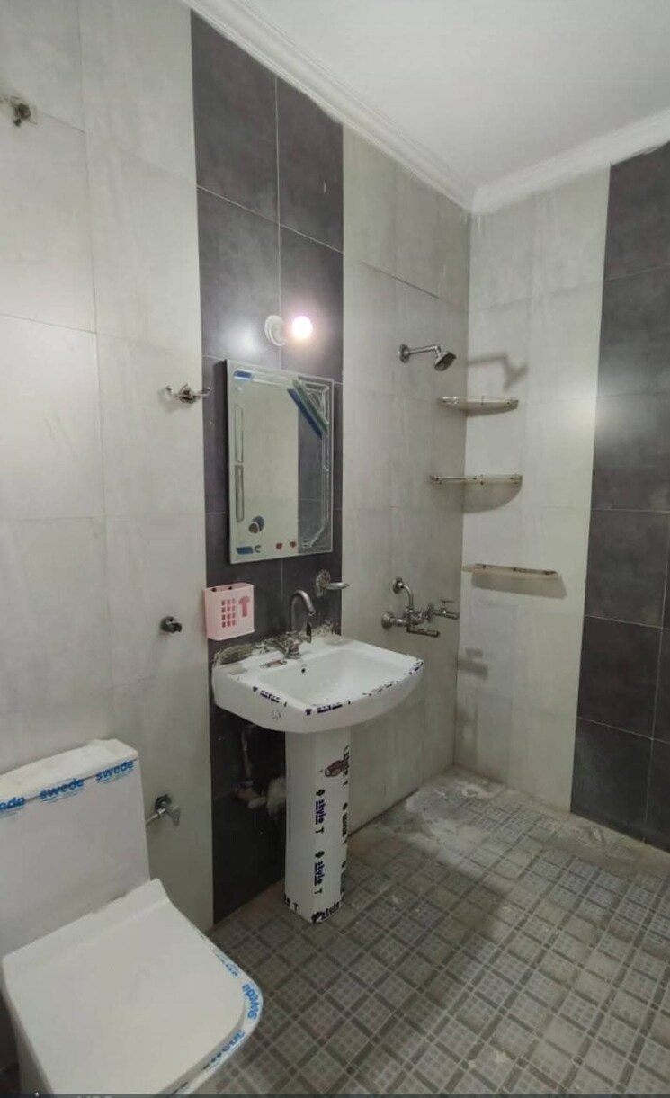 Bathroom, srishti-greenfield-homes 4 Bedroom 2200 Sq.Ft. Builder Floor In Green Fields Colony Faridabad 8129696