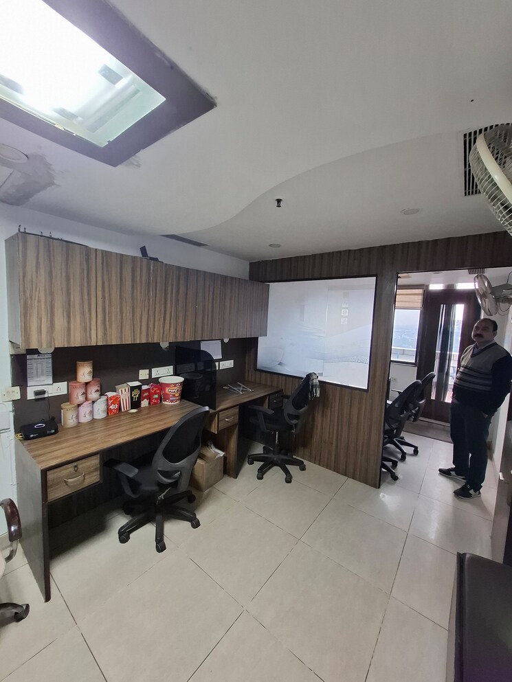 Team Area, netaji subhash place Commercial Office Space 250 Sq.Ft. In Netaji Subhash Place Delhi 8129765