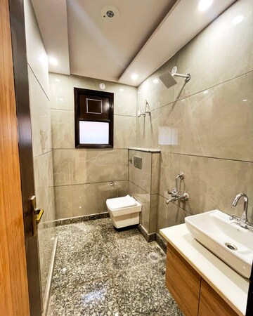Bathroom in 2.5 BHK Builder Floor at Shastri Nagar – for Rent