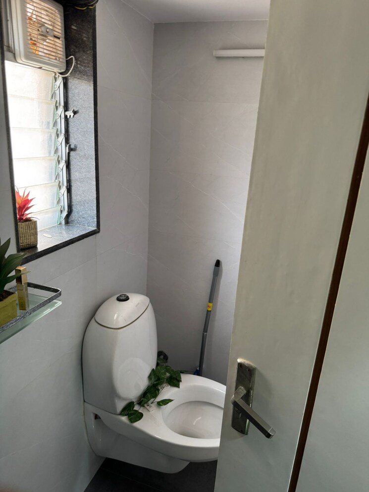 Bathroom, nishant-building 1 Bedroom 450 Sq.Ft. Apartment In Andheri West Mumbai 8130213