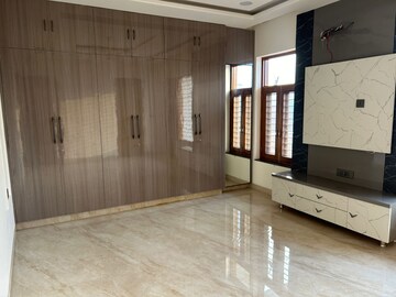 Room in 3 BHK Builder Floor at Sector 85 – for Rent
