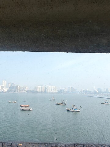 Furnished Amenities in 3 BHK Apartment at Maker Tower, Cuffe Parade – for Rent