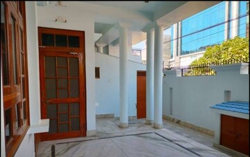 Room in 3 BHK Builder Floor at Gomti Nagar – for Rent