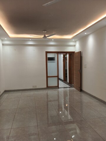 Room in 3 BHK Apartment at Hauz Khas Market – for Rent