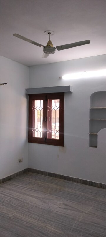 Room in 1 BHK Apartment at Mansarovar Park – for Rent