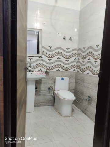 Bathroom in 1 BHK Apartment at Mansarovar Park – for Rent