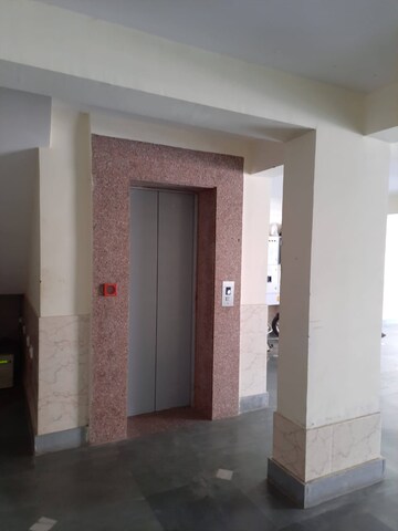 Building Lobby in 1 BHK Builder Floor at Ansal Sushant Lok I, Sector 43 – for Rent