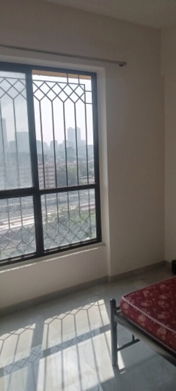 Room in 1.5 BHK Apartment at Earth Vintage, Dadar West – for Rent