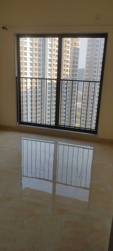 Room in 2 BHK Apartment at Sunteck Maxxworld 4, Naigaon East – for Sale