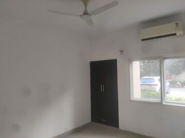 Room in 2.5 BHK Apartment at Spaze Privy, Sector 72 – for Rent