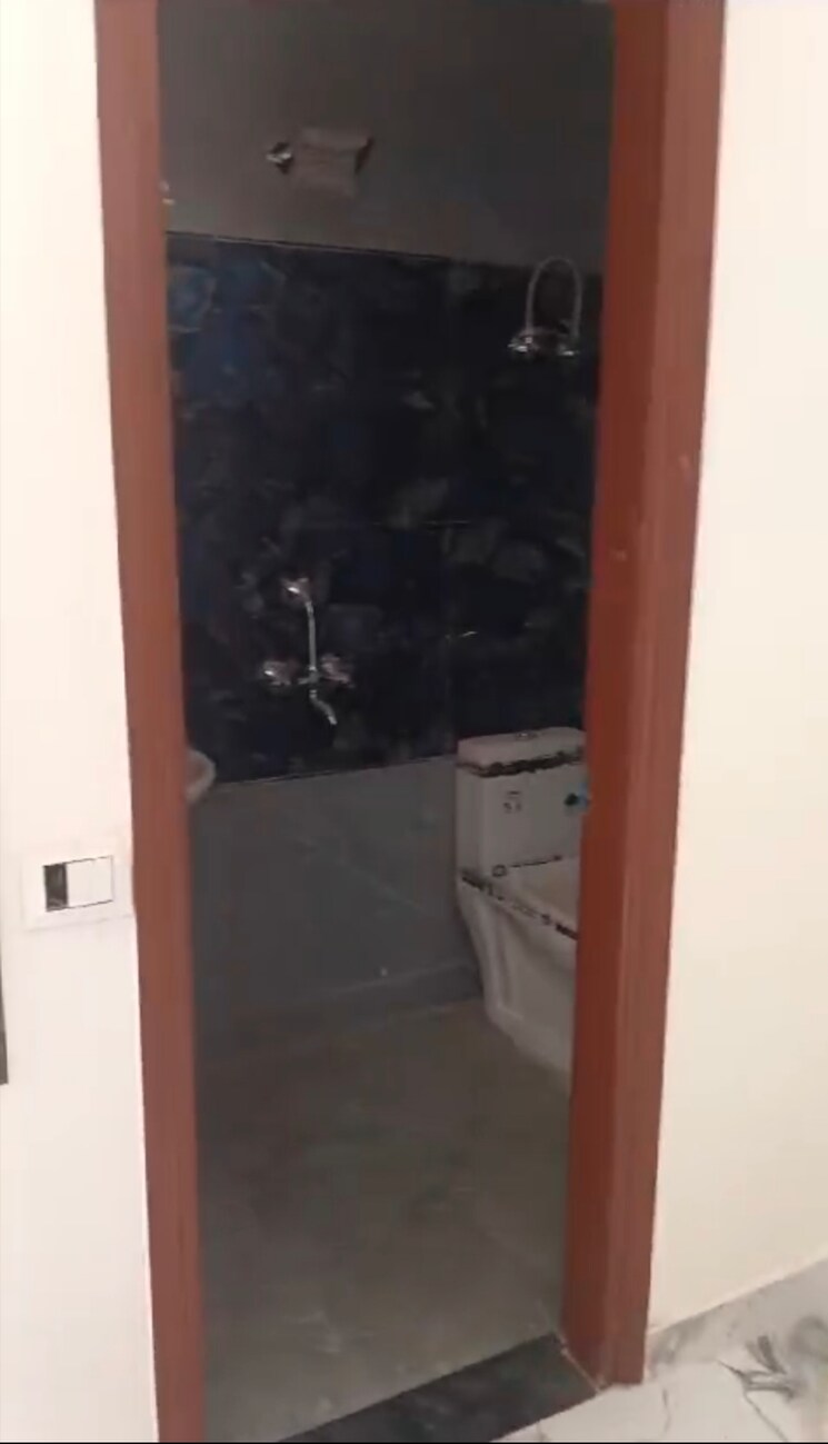 Bathroom, sector 73 3 Bedroom 1600 Sq.Ft. Apartment In Sector 73 Noida 8131080