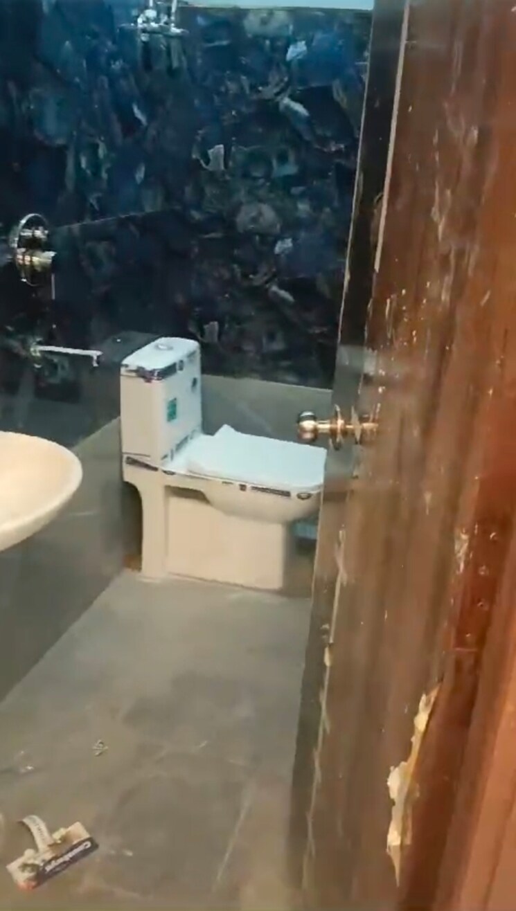 Bathroom, sector 73 3 Bedroom 1600 Sq.Ft. Apartment In Sector 73 Noida 8131080