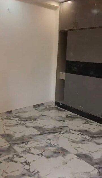 Room in 3 BHK Apartment at Sector 73 – for Sale