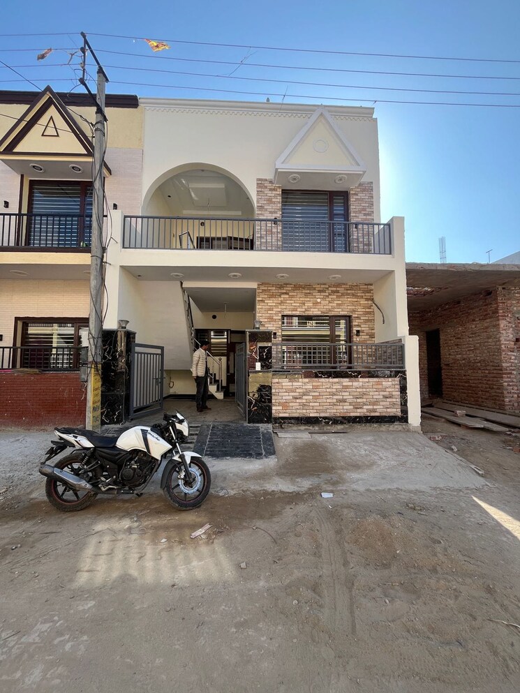 Parking, ludhiana chandigarh hwy 3 Bedroom 100 Sq.Yd. Independent House In LudhianA Chandigarh Hwy Mohali 8131175
