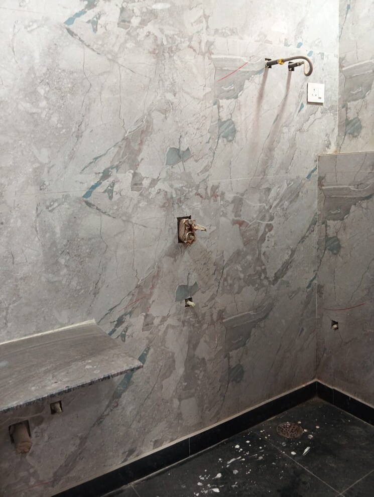 Bathroom, rohini sector 25 3 Bedroom 900 Sq.Ft. Builder Floor In Rohini Sector 25 Delhi 8131206