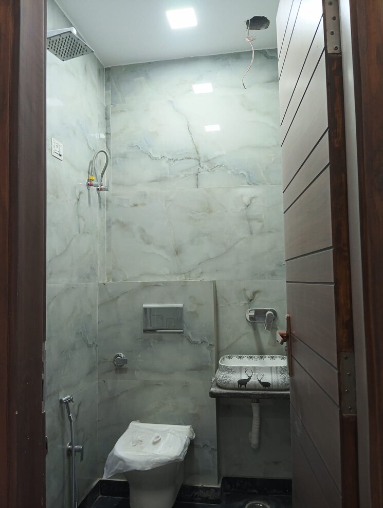Bathroom, rohini sector 25 3 Bedroom 835 Sq.Ft. Builder Floor In Rohini Sector 25 Delhi 8131298