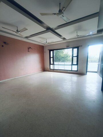 Room in 3 BHK Builder Floor at Sector 36 – for Rent