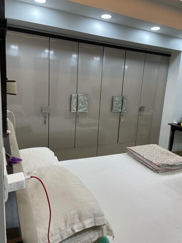 Bedroom in 3 BHK Apartment at Vile Parle West – for Rent