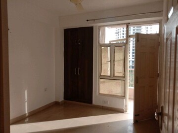 Room in 2 BHK Apartment at Supertech Cape Town, Sector 74 – for Rent