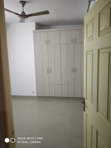 Room in 2 BHK Apartment at Supertech Cape Town, Sector 74 – for Rent