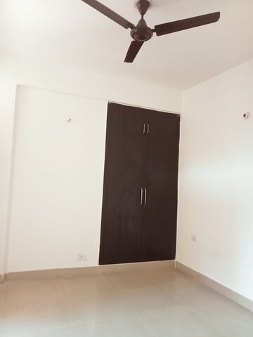 Room in 2 BHK Apartment at Supertech Cape Town, Sector 74 – for Rent